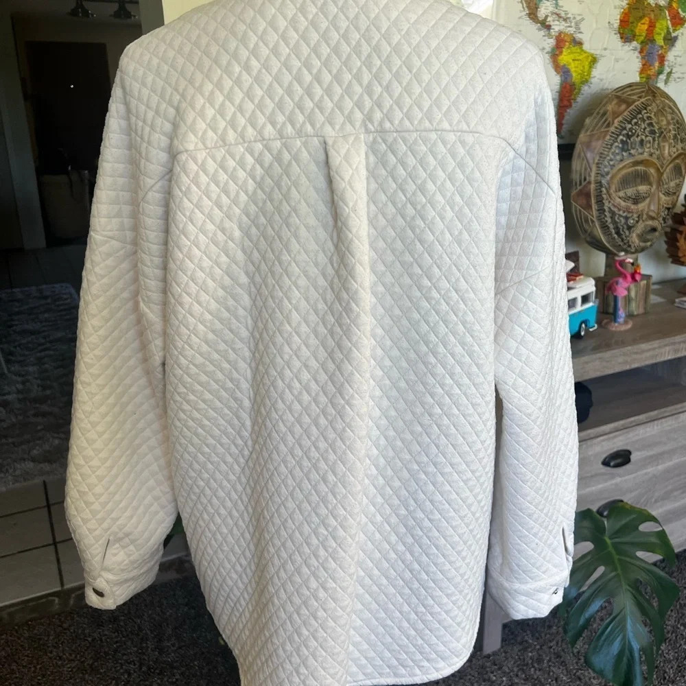 SHEIN Quilted button up top - Picture 2 of 6